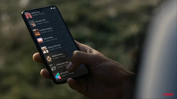 वनप्लस ने अपने लेटेस्ट स्मार्टफोन वनप्लस 6T से पर्दा उठा दिया है. कंपनी ने कल न्यूयॉर्क के एक इवेंट में फोन को लॉन्च किया. स्मार्टफोन साल 2018 का कंपनी की तरफ से दूसरा फ्लगैशिप डिवाइस है. फोन में कई प्रीमियम फीचर्स दिए गए हैं. भारत में अगर फोन के लॉन्च की बात करें फोन को आज रात 8:30 बजे नई दिल्ली के एक इवेंट में लॉन्च किया जाएगा. तो चलिए नजर डालते हैं कि इस प्रीमियम स्मार्टफोन में इस बार यूजर्स के लिए क्या है खास.