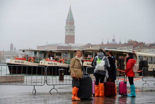 भारी बारिश की वजह से पूरी इटली में बाढ़ का अलर्ट जारी किया गया है. ये भी कहा गया है कि बाढ़ की स्थिति 1966 जैसी हो सकती है जिसकी वजह से बड़े शहरों की रफ्तार थम गई थी.