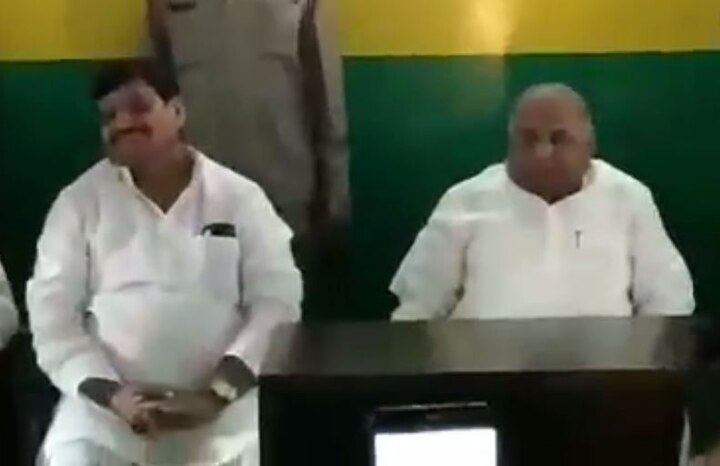 mulayam singh yadav again seen with shivpal singh yadav on stage एक बार फिर शिवपाल संग मंच पर दिखे मुलायम, सवाल बरकरार- बेटे का साथ देंगे या भाई का?