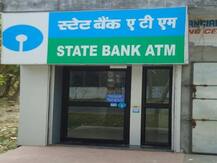 SBI ने ATM यूजर्स के लिए जारी की चेतावनी, फ्रॉड से बचने के लिए इन बातों का रखें ध्यान