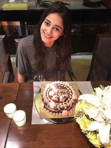 आपको बता दें, अनन्या काफी समय से अपने जन्मदिन को लेकर एक्साइटेड थीं. 2 अक्टूबर से ही अनन्या अपना बर्थडे मंथ सेलिब्रेट कर रही थीं. फोटोः इंस्टाग्राम
