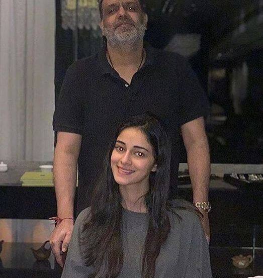 आपको बता दें, चंकी पांडे की बेटी अनन्या की गिनती बॉलीवुड की मोस्ट स्टाइलिश और पॉपुलर स्टार डॉटर्स में होती है. फोटोः इंस्टाग्राम