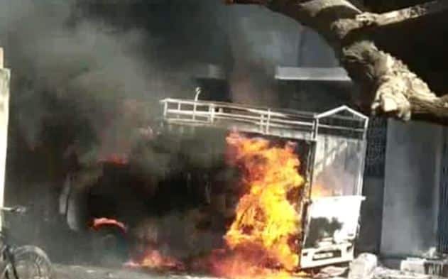 blast in firecracker vehicle in Gorakhpur गोरखपुर: पटाखा लदी पिकअप में हुआ विस्‍फोट, धू-धूकर जले पटाखे