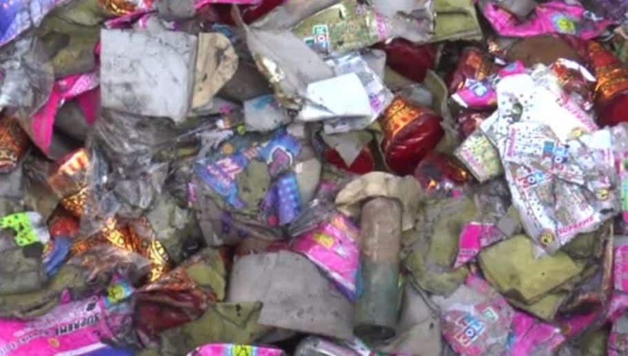 गोरखपुर: पटाखा लदी पिकअप में हुआ विस्‍फोट, धू-धूकर जले पटाखे