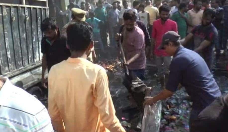 गोरखपुर: पटाखा लदी पिकअप में हुआ विस्‍फोट, धू-धूकर जले पटाखे