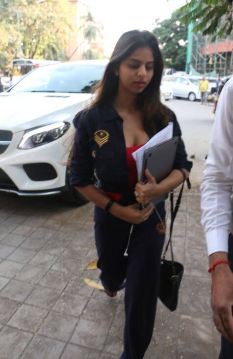 सुहाना अक्सर अपनी दोस्तों के साथ पार्टी करती नज़र आती हैं. दोस्तों के साथ पार्टी करने की उनकी तस्वीरें सोशल मीडिया पर वायरल होती रहती हैं. (तस्वीर: मानव मंगलानी)