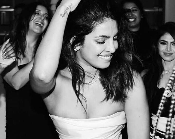 प्रियंका चोपड़ा के ब्राइडल शॉवर की कई और तस्वीरें सोशल मीडिया पर वायरल हो रही हैं. प्रियंका अपने इस जश्न में दिल खोलकर डांस करती हुई नज़र आ रही हैं. प्रियंका की ये तस्वीर सोशल मीडिया पर हर जगह छाई हुई है. (Photo - Instagram )