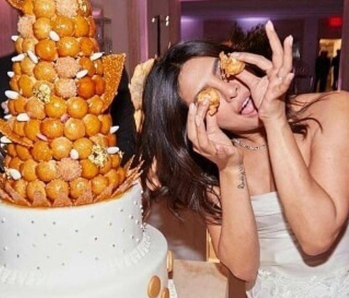 प्रियंका चोपड़ा ने इस जश्न की एक तस्वीर शेयर करते हुए लिखा है कि इतने अमेजिंग लोगों के साथ अपना ये खास लम्हा सेलिब्रेट करके उन्हें बहुत मजा आया. (Photo - Instagram )