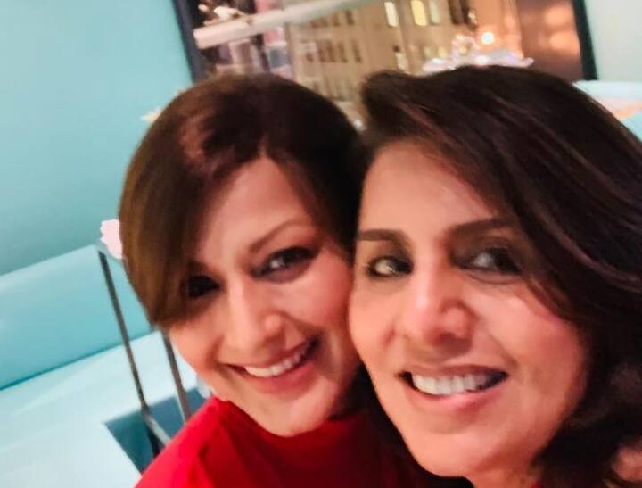 नीतू कपूर ने ये तस्वीरें शेयर करते हुए लिखा, 'एक खूबसूरत शाम टिफनी में... सोनाली बेंद्रे के साथ . #priyankabridalshower '. (Photo - Instagram )