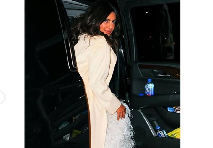 अपने वेडिंग शॉवर में प्रियंका बेहद स्टाइलिश अंदाज में पहुंची थी. उन्होंने सफेद रंग की एक बेहद खूबसूरत ड्रैस पहनी थी. जिसके साथ उन्होंने एक नेकपीस कैरी किया था. (Photo - Instagram )