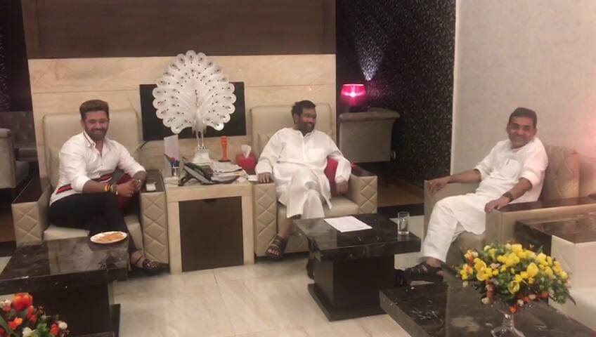 रामविलास पासवान से मिले उपेंद्र कुशवाहा, सीट बंटवारे पर हुई चर्चा