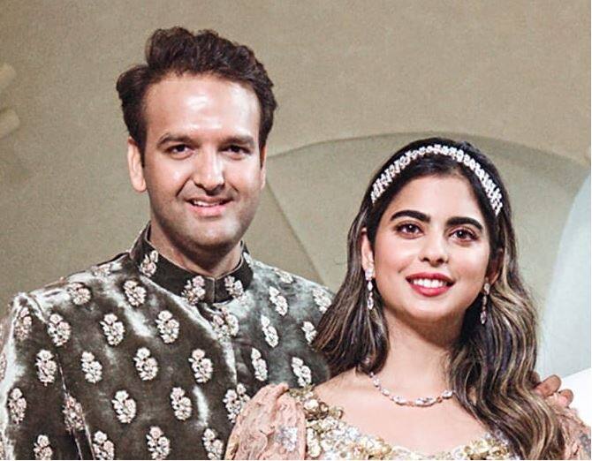 Isha Ambani and Anand Piramal wedding will be held on 12 December 2018 ईशा अंबानी और आनंद पीरामल की शादी की तारीख का एलान, 12 दिसंबर को लेंगे फेरे