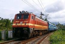 मनसे कार्यकर्ताओं ने पकड़ी रेलवे में नियमों की अनदेखी, तय MRP से ज्यादा में बेच रहे थे सामान