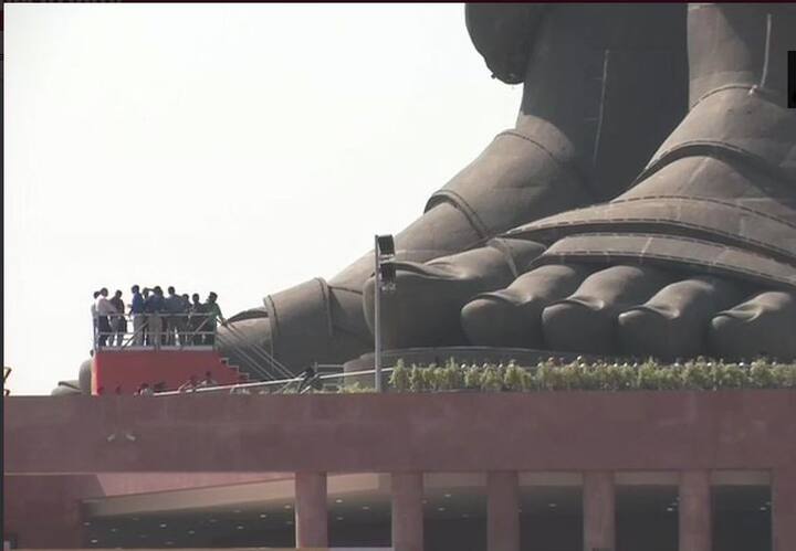 इस प्रतिमा के पैर की ऊंचाई 80 फिट, हाथ की ऊंचाई 70 फिट, कंधे की ऊंचाई 140 फिट और चेहरे की ऊंचाई 70 फिट है.