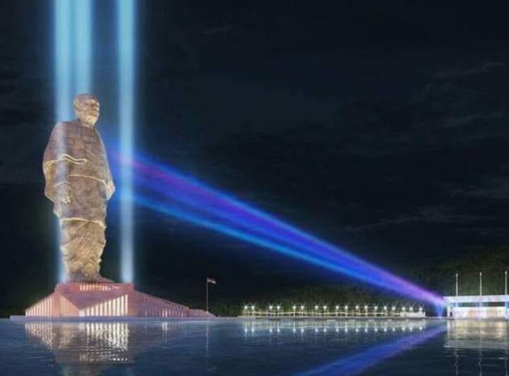 यह प्रतिमा नर्मदा नदी पर सरदार सरोवर बांध से 3.5 किलोमीटर की दूरी पर स्थित है.