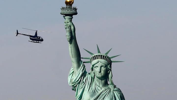 तीसरे नंबर पर दुनिया के सबसे शक्तिशाली देश अमेरिका की सबसे प्रसिद्ध प्रतिमा स्टैच्यू ऑफ लिबर्टी थी. फ्रांस द्वारा तोहफे में अमेरिका को मिली इस मूर्ति की लंबाई 92 मीटर यानी 301 फीट से थोड़ी ज़्यादा है. अब ये चौथे नंबर पर चली जाएगी.