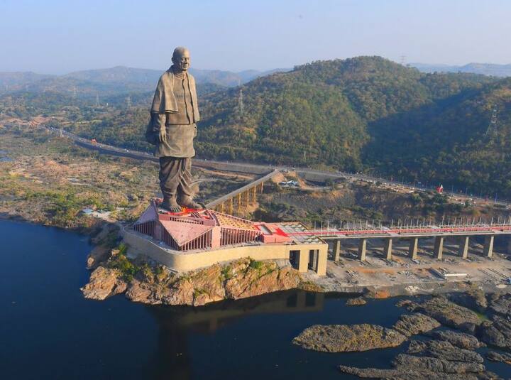 आज आज़ादी के दौर के दिग्गज कांग्रेस नेता और पहले गृहमंत्री सरदार पटेल की 143वीं जयंती है. इस दौरान गुजरात से ताल्लुक रखने वाले सरदार की मूर्ति बनकर तैयार है जिसका उद्घाटन पीएम नरेंद्र मोदी करने वाले हैं. इस मूर्ति के उद्घाटन के बाद ऐसा इतिहास बनेगा जिससे भारत एक मामले में नंबर वन बन जाएगा. दरअसल, सरदार वल्लभ भाई पटेल की ये मूर्ति दुनिया की सबसे बड़ी मूर्ति है. लेकिन क्या आपको पता है कि इसके पहले सबसे बड़ी मूर्ति का रिकॉर्ड किस देश के पास था? आइए, आपको देते हैं इसका जवाब-