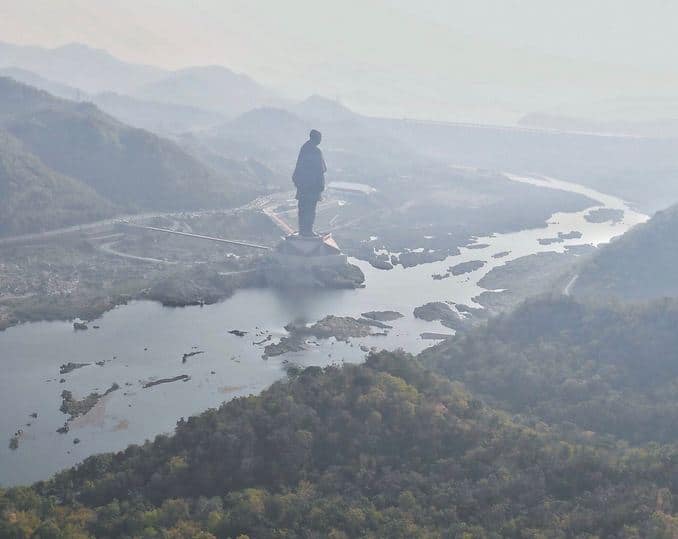 सरदार पटेल की प्रतिमा ‘स्टैच्यू ऑफ यूनिटी’ की ऊंचाई का अंदाजा इस बात से लगा सकते हैं कि 7 किलोमीटर की दूरी से भी ये नजर आती है. इस प्रतिमा के पैर की ऊंचाई 80 फिट, हाथ की ऊंचाई 70 फिट, कंधे की ऊंचाई 140 फिट और चेहरे की ऊंचाई 70 फिट है. फोटोः ANI