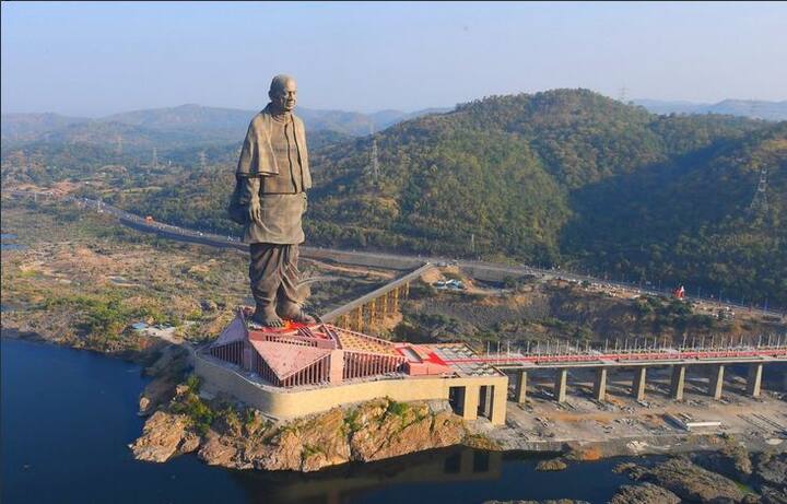 सरदार वल्लभ भाई पटेल की प्रतिमा बनाने में करीब 5 साल का वक्त लगा और करीब 3 हजार करोड़ रुपये खर्च हुए. 'स्टैच्यू ऑफ यूनिटी' का निर्माण भूकंपरोधी तकनीक से किया गया है. इस प्रतिमा की देखरेख में कुल 43.8 करोड़ हर साल का खर्च आएगा. इसका मतलब है कि 12 लाख प्रतिदिन का खर्च आएगा. फोटोः ANI