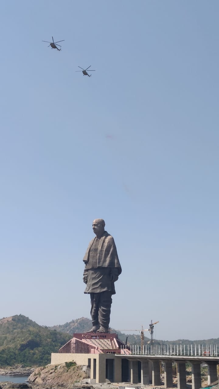 प्रधानमंत्री ने स्टेचू के अनावरण के दौरान कहा कि जिस मिट्टी में पला बढ़ा, जिन के बीच में संस्कार पाए और जैसे मां अपने बेटे की पीठ पर हाथ रखती है तो बेटे की ताकत, उत्साह हजारों गुना बढ़ जाता है. आज आपके सम्मान पत्र में उसी ऊर्जा का अनुभव कर रहा हूं. आज मुझे लोहा अभियान के तहत मिला पहला लोहे का टुकड़ा और दौरान फहरायी गई ध्वजा के भी सौंपी गई. मैं इसे यहीं छोड़ कर जाऊंगा जिससे इसे म्यूजियम में रखा जाए. फोटोः ट्विटर
