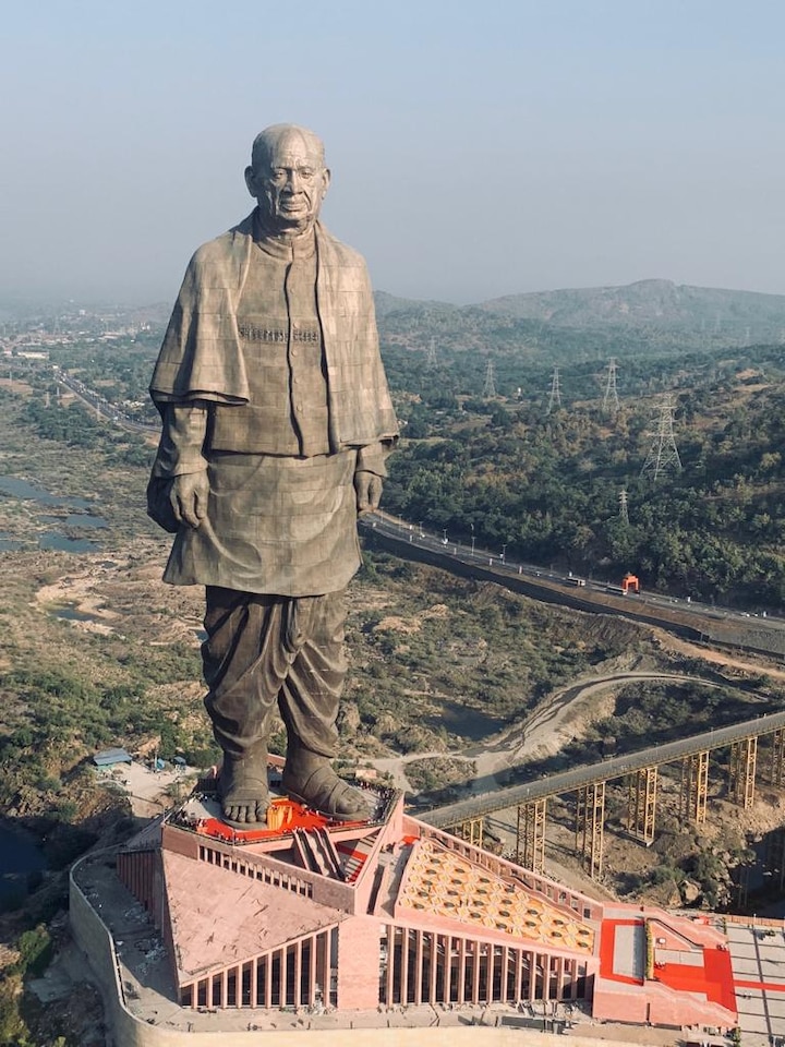 दुनिया की सबसे उंची प्रतिमा गुजरात के नर्मदा जिले में सरदार सरोवर बांध पर बनी है. 182 मीटर उंची पटेल की प्रतिमा को तैयार होने में पांच साल का वक्त लगा. फोटोः ट्विटर