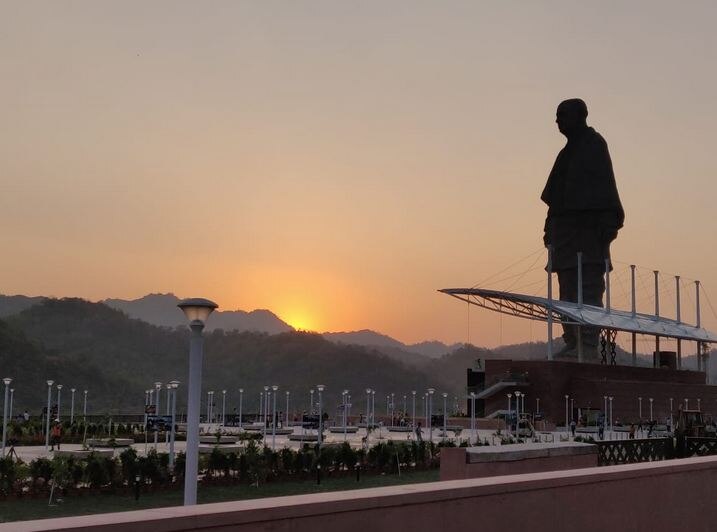 प्रधानमंत्री ने कहा, ''मुझे आज वो दिन याद आ रहे हैं जब देश भव के गांव से मिट्टी मागी गई थी और खेती में काम किए गए पुराने औजारों को इकट्ठा करने का काम चल रहा था. तब किसानों ने इस काम को एक आंदोलन बना दिया. मुझे याद है कि जब ये विचार सामने रखा था तब बहुत शंकाएं थीं. उस दौरान मैंने ये भी सोचा कि कोई ऐसी चट्टान मिल जाए जिससे सरदार की प्रतिमा को उकेरा जा सके. इसके बाद आज जो देख रहे हैं उस विचार ने जन्म लिया. दुनिया की ये सबसे ऊंची प्रतिमा पूरी दुनिया को और भविष्य के युवाओं को उस व्यक्ति की याद दिलाती रहेगी.'' फोटोः ट्विटर