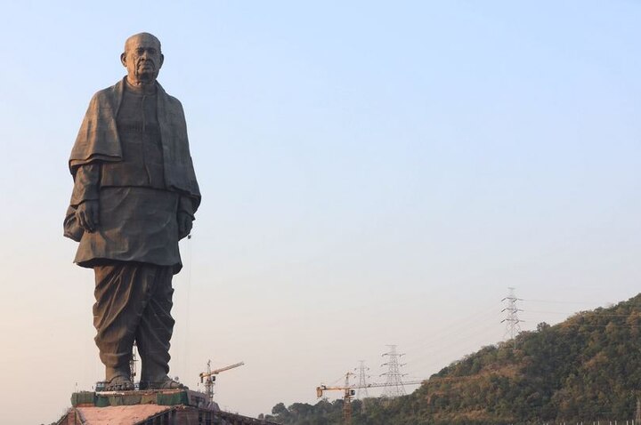 उन्होंने अपने भाषण में कहा कि सरदार साहब का सामर्थ तब भारत के काम आया था जब मां भारती 550 से ज्यादा रियासतों में बंटी पड़ी थी. दुनिया में भारत के भविष्य के प्रति घोर निराशा थी. उस जमाने में निराशावादियों को लगता था कि भारत अपनी विविधिताओं की वजह से बिखर जाएगा. उस दौरान सिर्फ उम्मीद की किरण थी ‘सरदार वल्लभ भाई पटेल’. फोटोः ट्विटर