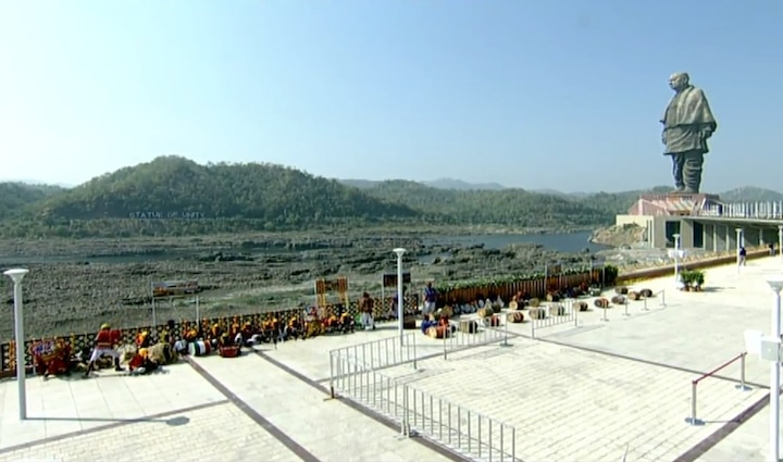 बताते चलें, सरदार पटेल के म्यूजियम का भी होगा लोकार्पण इस अवसर पर कई आकर्षण होंगे, जिनमें 17 किलोमीटर लंबी फूलों की घाटी का उद्घाटन, प्रतिमा के पास पर्यटकों के लिए तंबुओं के शहर और सरदार पटेल के जीवन पर आधारित संग्रहालय का लोकार्पण भी शामिल है. फोटोः ट्विटर