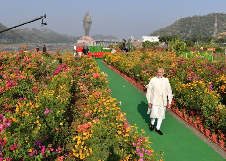 इस मौके पर प्रधानमंत्री ने ये भी कहा कि किसी भी देश के इतिहास में ऐसे अवसर आते हैं जो पूर्णता का एहसास कराते हैं. ऐसे अवसर को मिटा पाना मुमकिन नहीं होता है. आज का दिन भी ऐसा ही एक क्षण है. आज जब धरती से लेकर आसमान तक सरदार साहब का अभिषेक हो रहा है तब भारत ने ना सिर्फ अपने लिए एक इतिहास लिखा है बल्कि भविष्य के लिए गननचुंबी प्रेरणा बनाने का भी काम किया है. मुझे इस बात का एहसास नहीं था कि एक दिन प्रधानमंत्री के तौर पर मुझे ही ये काम करने का मौका मिलेगा, इसके लिए मैं खुद को धन्य मानता हूं. फोटोः ट्विटर