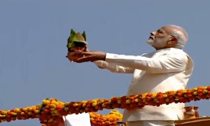 उन्होंने 'स्टैच्यू ऑफ यूनिटी' को कलश में नारियल को अर्पण किया और स्टैच्यू को प्रणाम भी किया.  फोटोः ट्विटर 