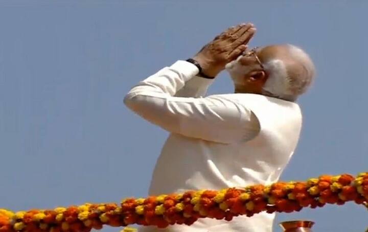 देश को 'स्टैच्यू ऑफ यूनिटी' को समर्पित करने से पहले पीएम मोदी ने राष्ट्रार्पन हेतु पूजा भी की.  फोटोः ट्विटर 