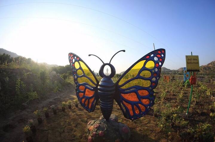 इस तस्वीर में 'स्टैच्यू ऑफ यूनिटी' को खूबसूरत बटफ्लाई में से कैद किया गया है. आप इस तस्वीर को देखकर अंदाजा लगा सकते हैं कि वहां का असल नजारा कितना खूबसूरत होगा.  फोटोः ट्विटर 