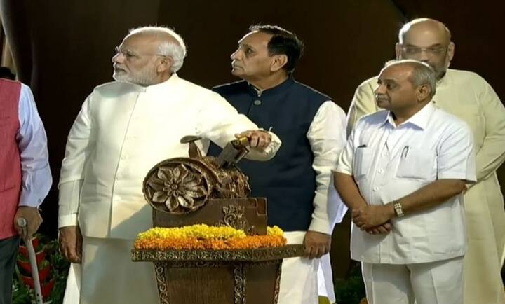 वहीं एक तस्वीर में पीएम मोदी 'स्टैच्यू ऑफ यूनिटी' का अनावरण करते दिखे.  फोटोः ट्विटर 