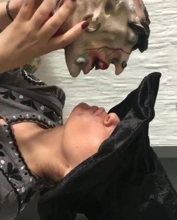 एक्ट्रेस ट्विंकल खन्ना घोस्ट के मुखौटे को किस करती नजर आईं. फोटोः इंस्टाग्राम 