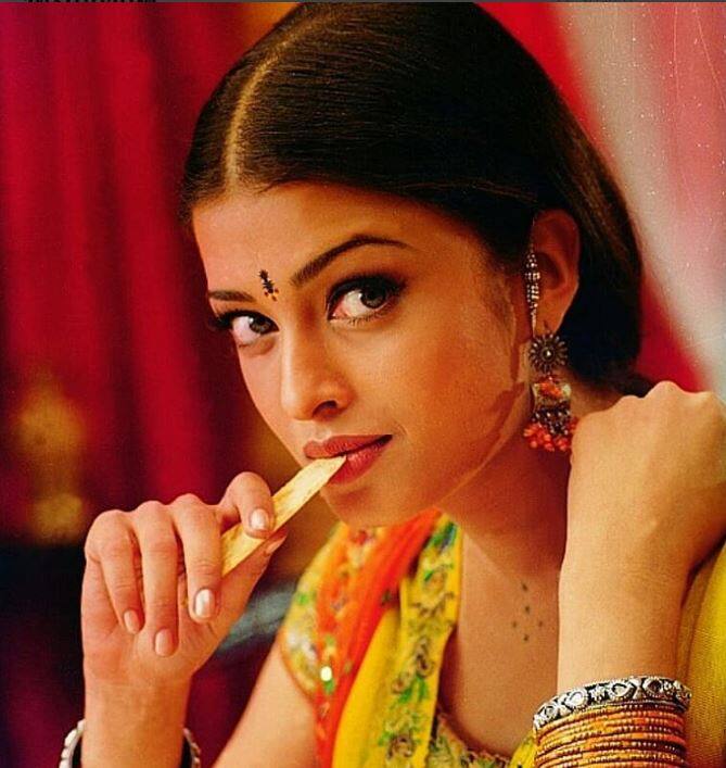 मिस वर्ल्ड बनने के बाद साल 1997 में ऐश्वर्या ने अपना फिल्मी करियर की शुरुआत की. फिल्म थी मणिरत्नम की 'इरूवर' ये एक तमिल फिल्म थी. तमिल भाषा न आने की वजह से इस फिल्म को डब किया गया था और उनकी पहली फिल्म हिट रही थी.