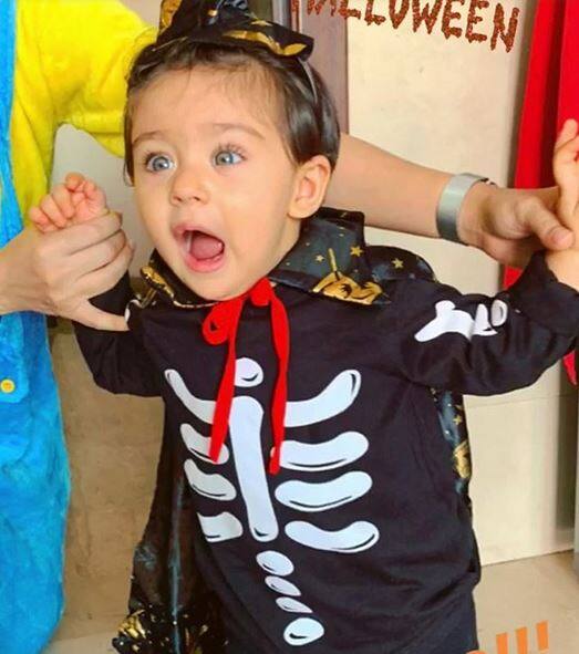 वहीं, तैमूर की बहन इनाया भी कुछ कम नहीं जच रहीं थी. हैलोवीन के लिए ड्रैसअप होकर पहुंची इनाया के इस क्यूट रिएक्शन ने वहां मौजूद सभी लोगों का दिल जीत लिया.