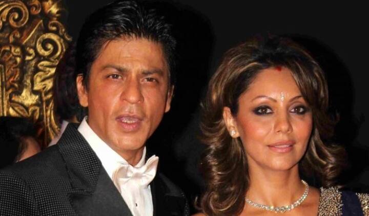 रात गई बात गई लेकिन किंग खान के दिल से कोई नहीं गया तो वो थीं गौरी. आखिरकार 25 अक्टूबर, 1984 को तीसरी मुलाकात में शाहरुख ने गौरी के घर का फोन नंबर हासिल कर ही लिया. क्या आपको मालूम है कि गौरी को इंप्रेस करने के लिए शाहरुख ये गाना गाते थे जिसके बोल थे,