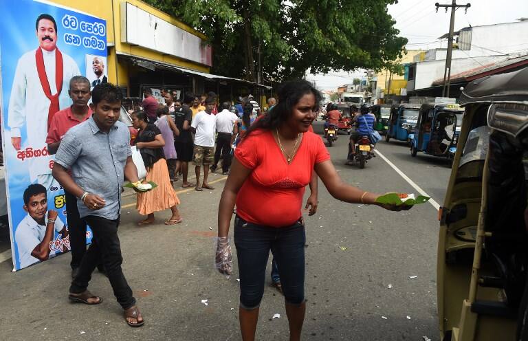 श्रीलंका: राष्ट्रपति सिरिसेना ने संसद का निलंबन समाप्त किया, सोमवार को होगी विधान मंडल की बैठक Sri Lankan President Maithripala Sirisena has lifted the suspension of parliament and convened a meeting of the legislature on Monday श्रीलंका: राष्ट्रपति सिरिसेना ने संसद का निलंबन समाप्त किया, सोमवार को होगी विधान मंडल की बैठक
