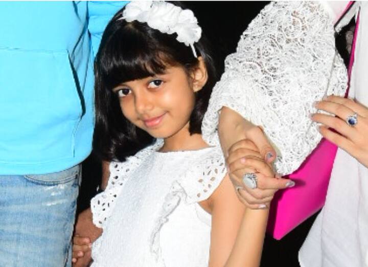 कूल मम्मी पापा की ही तरह आराध्या भी सफेद रंग की ड्रेस पहने हुए थी. सफेद ड्रेस के साथ अराध्या ने सफेद रंग का एक खूबसरत हेयरबैंड लगाया हुआ था. (सभी तस्वीरें - मानव मंगलानी)