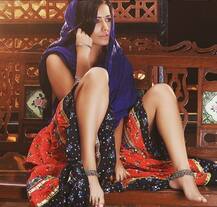 लहंगा-चुनरी पहन हाथ में बीड़ी लिए पूनम पांडे ने करवाया HOT फोटोशूट, देखें तस्वीरें