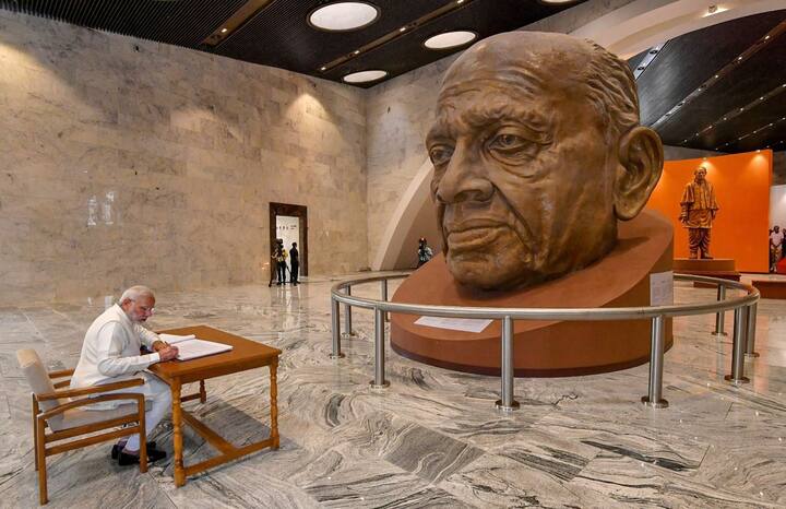 पर्यटक मूर्ति को देखने के लिए टिकट www.soutickets.in ऑनलाइन वेबसाइट पर शनिवार से बुक कर सकेंगे. इस भव्य उद्घाटन समारोह के बाद इसे 3 नवंबर से आने वाले पर्यटकों के लिए खोल दिया जाएगा. इसके अलावा पर्यटक पास में बने 'श्रेष्ठ भवन कॉम्पलेक्स' को भी देख सकेंगे. तस्वीर: ट्विटर