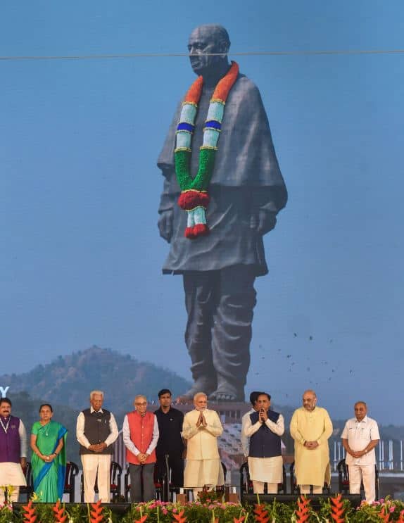 दुनिया की सबसे लंबी मूर्ति 'स्टैच्यू ऑफ यूनिटी' का बुधवार को पीएम मोदी ने अनावरण किया. यह मौका पूर्व उप-प्रधानमंत्री सरदार वल्लभ भाई पटेल की 133वीं वर्षगांठ का था. तस्वीर: ट्विटर