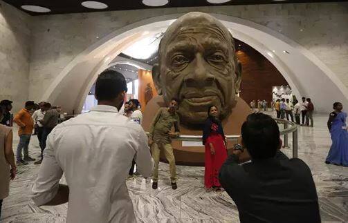 दुनिया की यह बड़ी मूर्ति गुजरात के वड़ोदरा शहर से 90 किलोमीटर दूर स्थित है. आप इसके लिए सीधे नेशनल हाईवे 11 और 63 के जरिए पहुंच सकते हैं. तस्वीर: ट्विटर