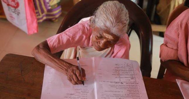 कार्तियानी अम्मा का सपना है कि जब वो 100 साल की हो जाए तो दसवीं के बराबर का एग्जाम दे पाएं. आपको बता दें कि वैसे तो अम्मा शाकाहारी हैं. इसके साथ ही वो सुबह चार बजे उठ जाती हैं. अम्मा दावा करती हैं कि वो आंखों की सर्जरी के अलावा कभी भी अस्पताल नहीं गई हैं. तस्वीर: पीटीआई