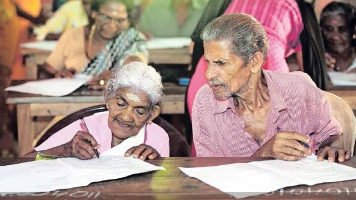 अम्मा बताती हैं कि उन्होंने बचपन में पैसे ना होने की वजह से स्कूलिंग पूरी की.  फिर उन्होंने अपने पति की मृत्यु के बाद छह बच्चों के लिए बाई का काम किया. कुछ साल पहले ही उन्होंने अपनी बेटी से पढ़ने की सीख ली है. उस वक्त अम्मा की बेटी ने दसवीं की परीक्षा पास की थी. तस्वीर: पीटीआई