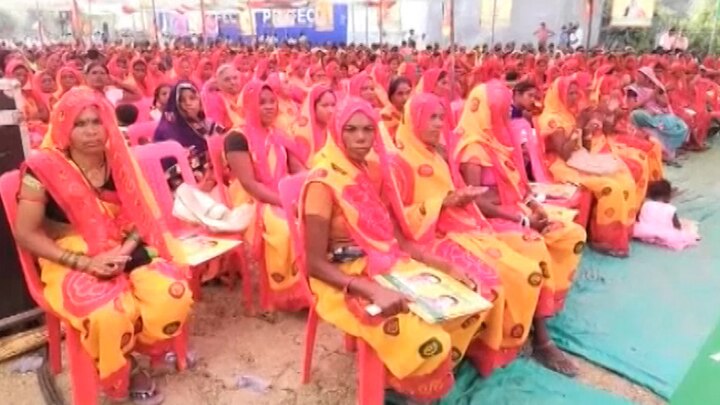 Cm Shivraj Singh Chouhan's rally In Sultanpur, Raisen Madhya Pradesh मध्य प्रदेश: बीजेपी नेताओं पर आरोप- सीएम शिवराज की सभा में आने के लिए महिलाओं को बांटी साड़ी