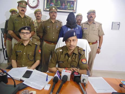 गोरखपुर पुलिस के हत्थे चढ़ा इनामी बदमाश, सैलून में ताबड़तोड़ गोलियां बरसा कर दिया था हत्या को अंजाम गोरखपुर पुलिस के हत्थे चढ़ा इनामी बदमाश, सैलून में ताबड़तोड़ गोलियां बरसा कर दिया था हत्या को अंजाम