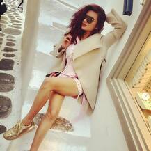 कहीं बिकिनी में योग करते तो कहीं पानी में अठखेलियां करती दिखी ये हीरोइन, देखें तस्वीरें