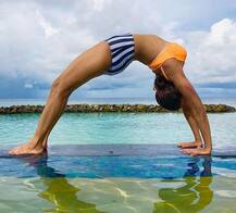 कहीं बिकिनी में योग करते तो कहीं पानी में अठखेलियां करती दिखी ये हीरोइन, देखें तस्वीरें