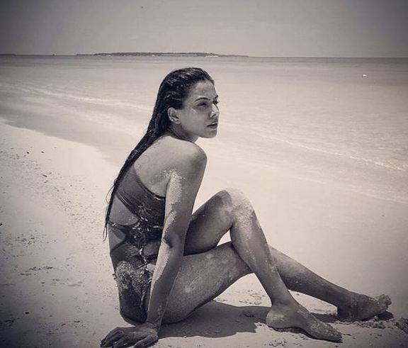 इन तस्वीरों में निया शर्मा समुद्र के बीचो-बीच जहाज पर बैठी नजर आ रही हैं. फोटोः इंस्टाग्राम